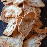 Biscotti di albume con mandorle senza burro e olio